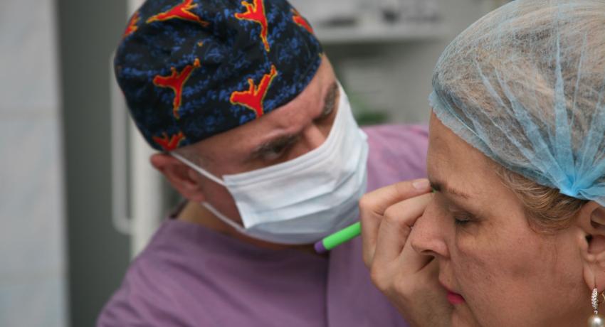 Mr Vahidi marking a patient for blepharoplasty